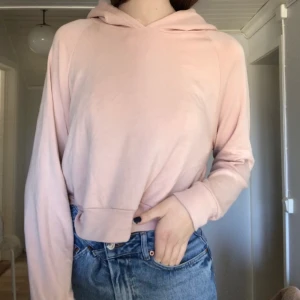 Rosa/beige hoodie från bikbok - Nästintill oanvänd hoodie från Bikbok som är så skön men säljer för att den inte kommer till användning!🤍 frakt tillkommer📦