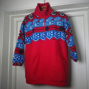 Vintage fleecetröja  - Vintage fleecetröja med hög krage och dragkedja. Fina klara färger. Den är väl använd och lite noppror finns, men den är hel och bör användas länge än! Den är i barnstorlek men passar toppen på en som har storlek S🌻