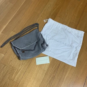 Stella McCartney väska - Säljer min otroligt fina Stella McCartney väska. Modellen är ”Falabella” och är en axelremsväska. Säljer pga att den ej kommer till användning. Köptes på deras egna butik här i Stockholm. Dock finns inte kvitto kvar men dustbag och kort har jag sparat! Tänkte mig runt 2500kr om fler vill ha så blir det bud 💓 fler bilder finns 🤗Om fler plaggs köps samtidigt kan pris rabatteras 💞