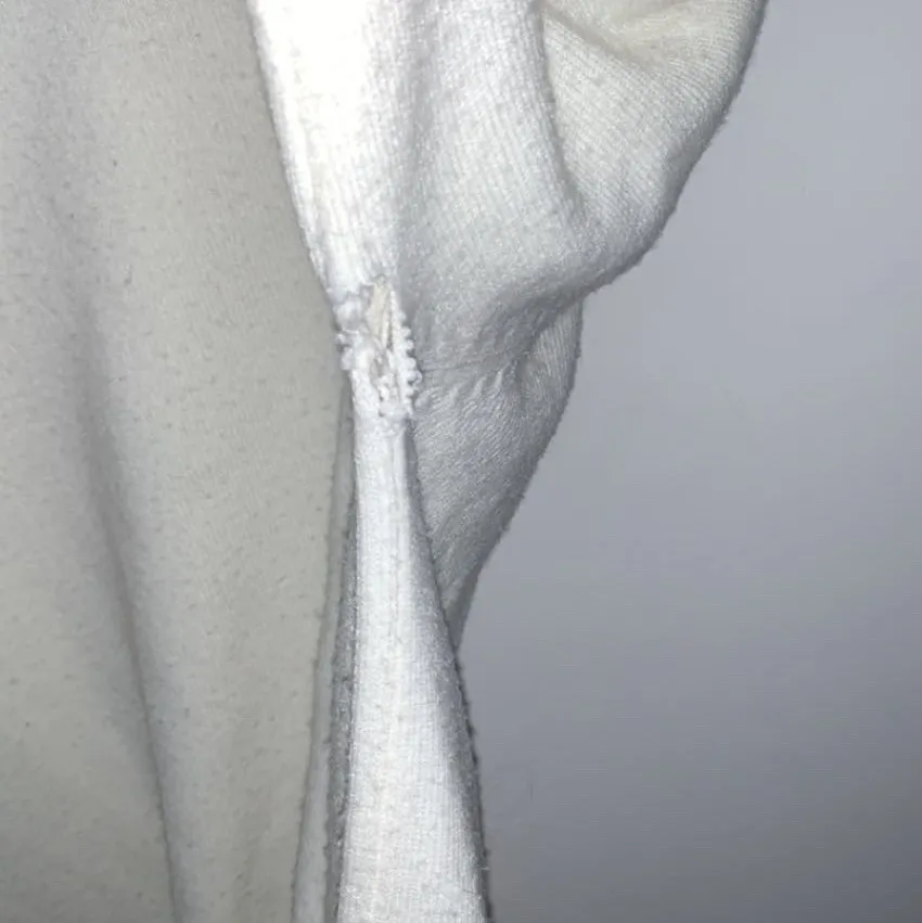 En stickad tröja från Ralph Lauren, den har ett hål i armhålan som ni ser på bild 3. Men inget man tänker på.. Tröjor & Koftor.