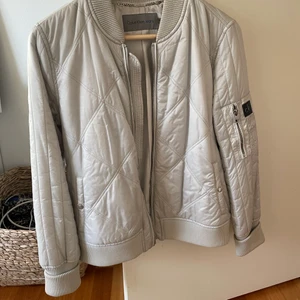 Calvin Klein - Jätte fin Calvin Klein jacka som endast är använd fåtal gånger. Stl M men passar oxå S. Nyskick!! Lägg bud