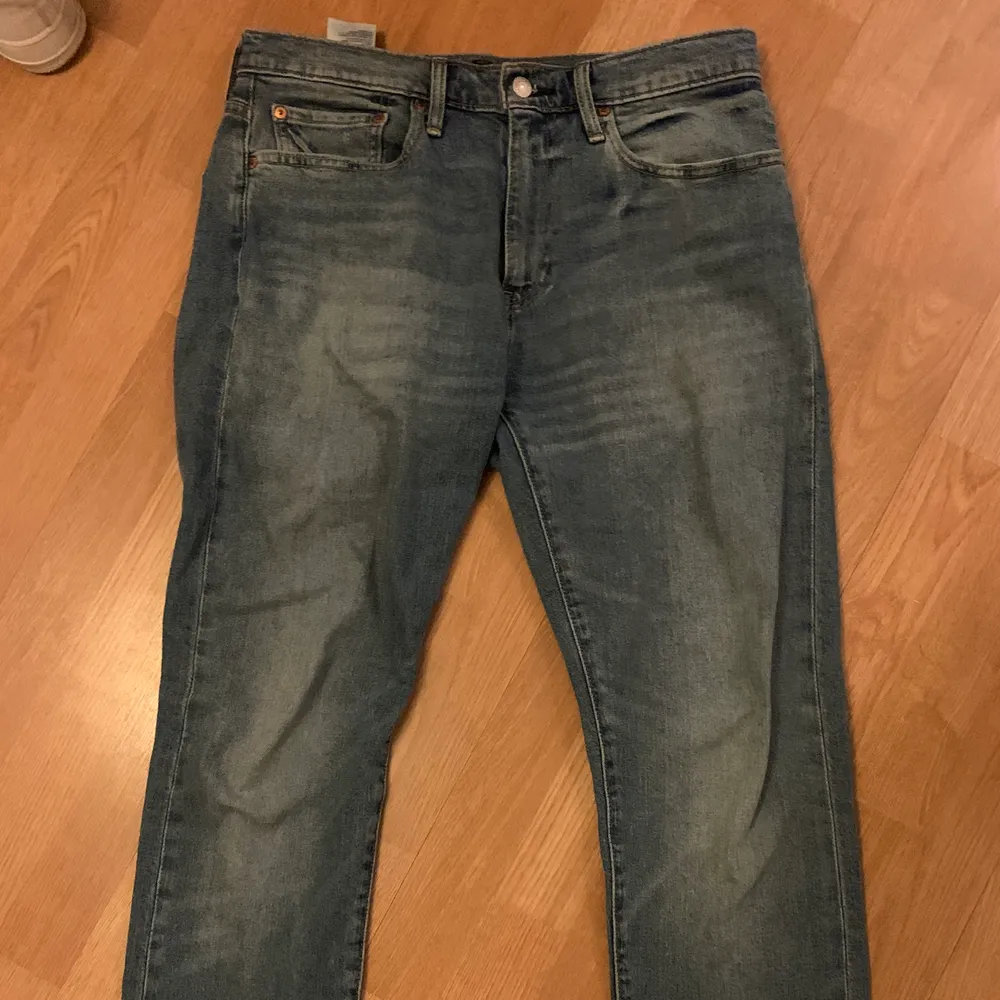 Säljer dessa fina Lewis jeans, 501 regular fit, använda ett fåtal gånger så väldigt bra skick (inga slitningar) nypris 999kr,  pris kan diskuteras!. Jeans & Byxor.