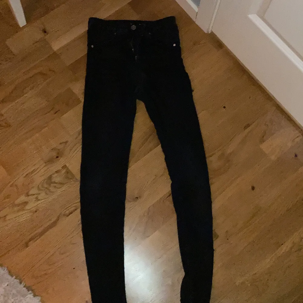 Svarta jeans fårn bikbok. Storlek Xs. . Jeans & Byxor.