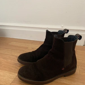 Bruna tommy hilfiger skor - Jättefina tommy hilfiger skor