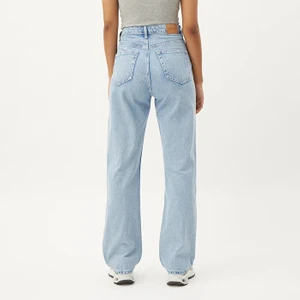 Weekday Jeans - Säljer dessa jeans från weekday då dem blivit för små för mig! Modellen är i Rowe Extra High Straight Jeans och är i färgen Summer blue.  Storlek: W24 L30 (De ser gråa ut på min egna bild men är ljus blå egentligen) frakt ingår och står 👇 