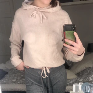 Hoodie  - En jätte fin tunnare hoodie kan man säga. Köpte den för 400kr från Gina men säljer den för 100kr och den är aldrig använd och prislappen sitter kvar men pris kan diskuteras, den är i S men skulle säga att den passar som Xs/S/M då den är väldigt stressig. 