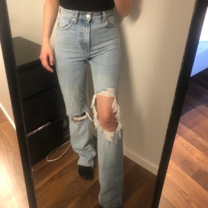 Populära jeans från Mango! - Säljer dessa populära byxor från Mango! Fint skick! Jag på bilden är 160 cm, men passar på någon är som är ca 160-175 beroende på hur man vill att dom ska sitta🤍 Frakt tillkommer på 66 kr!