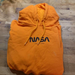 Hm nasa hoodie - Hm hoodie/huvtröja. Neon orange färg. Strl L (ganska liten i strl) aldrig använd.