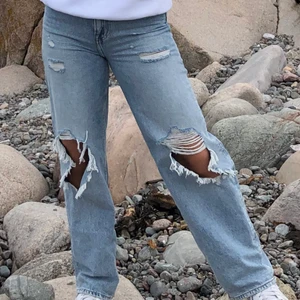 Jeans - Jeans med hål, de är perfekta på mig som är 162cm ❤️ Jättebra passform! Frakt tillkommer