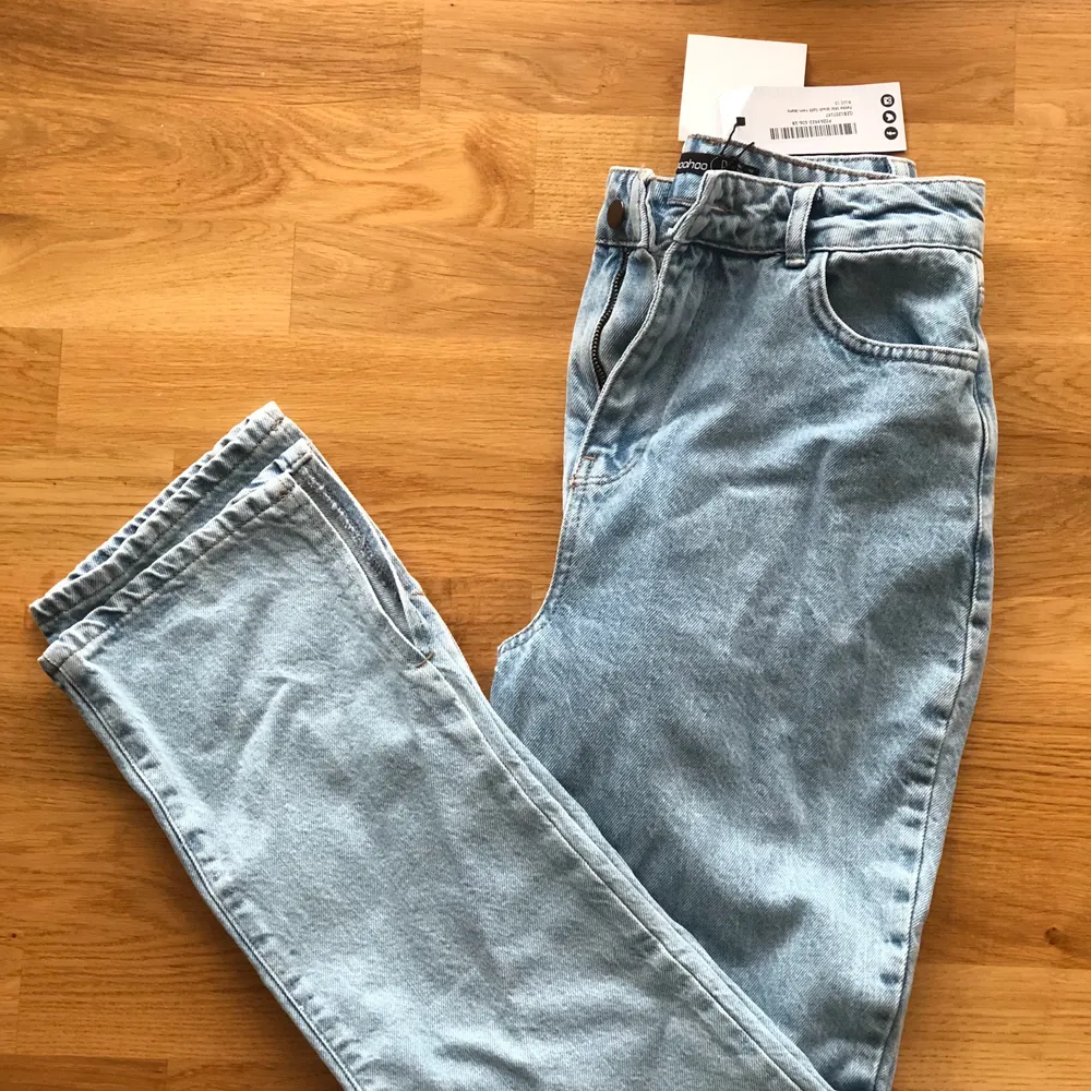 Helt nya och oanvända jeans från boohoo i storlek 38 med lappen kvar. Detta är för alla oss med korta ben då det är deras petit modell. Jag har normalt storlek S och är 158 cm, skulle säga att byxorna passar väldigt bra (om inte bättre) på en XS.. Jeans & Byxor.