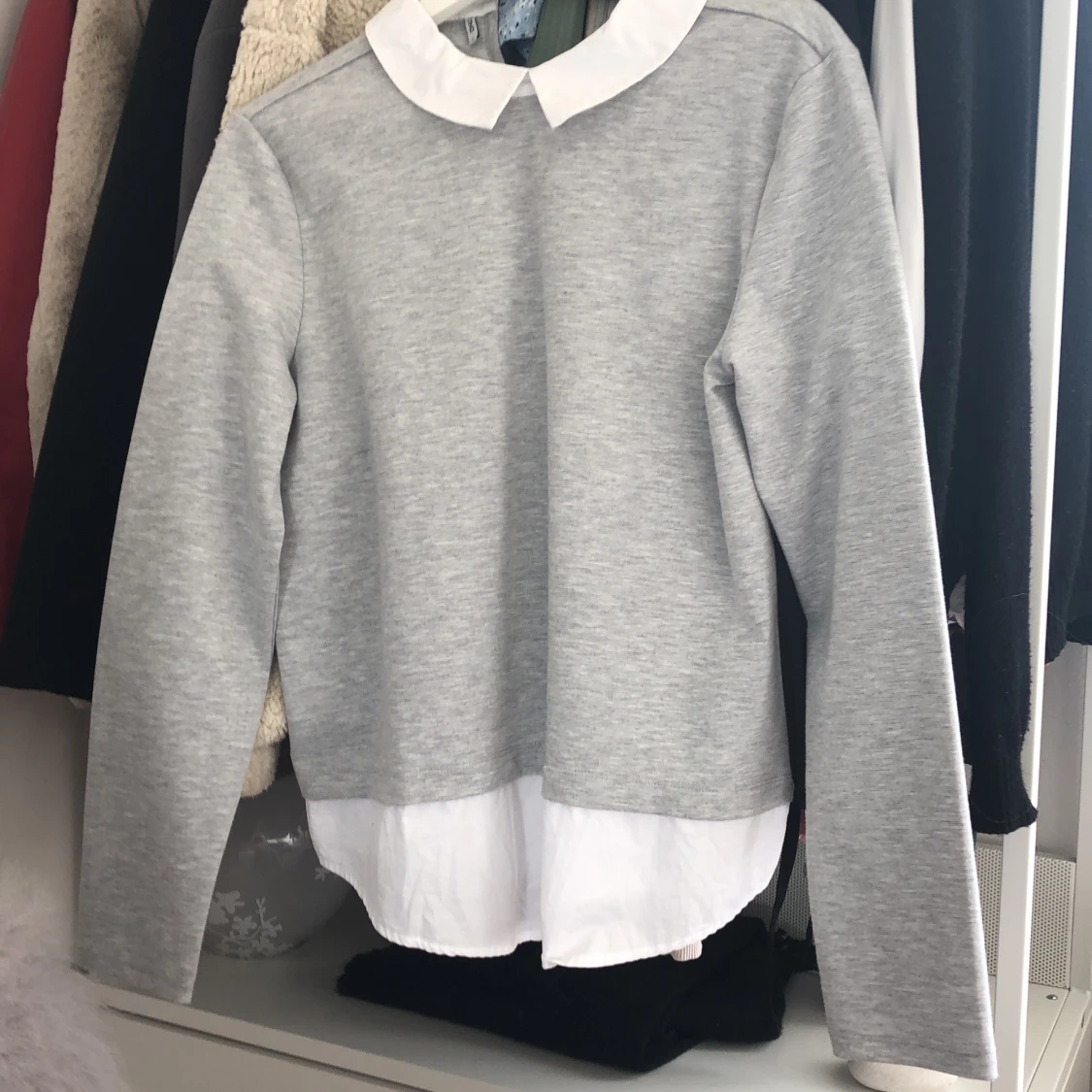 En tröja med inbyggd skjorta