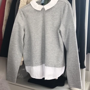 En tröja med inbyggd skjorta - En sån fin tröja som aldrig har kommit till användning. Just nu är sådana populära så passa på. Köparen står för frakt.🌟 frakten kommer du få veta privat när du ska köpa den💞