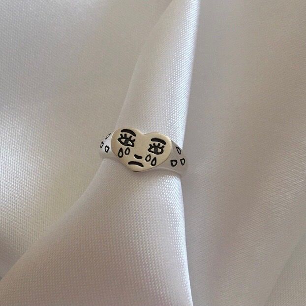 Säljer denna ring tillsammans med mitt uf företag. Ringer är i Sterling silver och justerbar storlek💕 @minoo.uf för fler smycken och ringar!. Accessoarer.