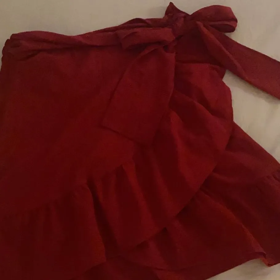 Säljer denna söta volang kjol eftersom den inte kommer till användning!                                                                       80kr + frakt💕. Kjolar.