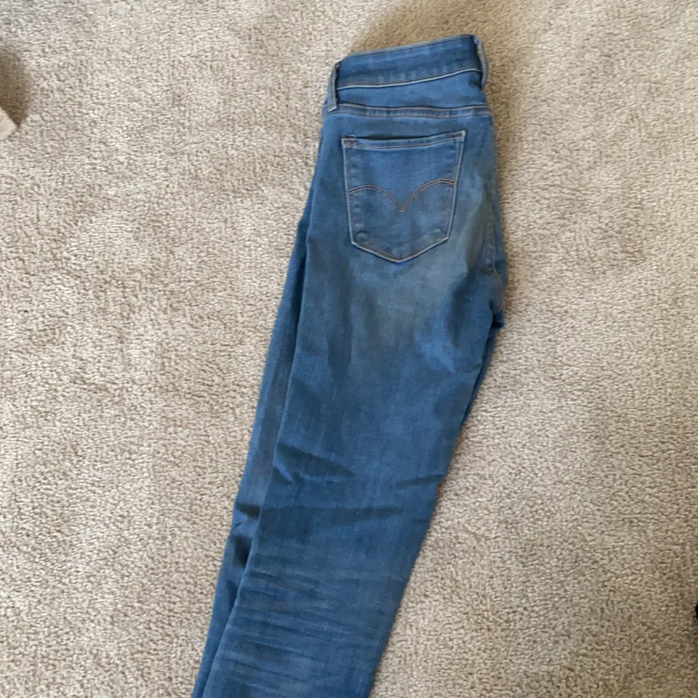 Levisjeans i storlek 27, modell 711 skinny. Jeans & Byxor.