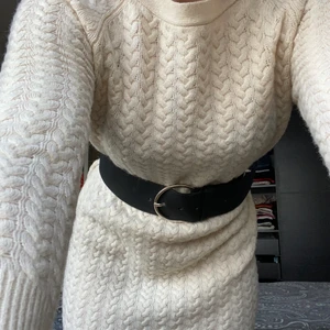 Stickad klänning - Stickad klänning i krämvit färg som slutar en bit över knäna. Skitsnygg med ett skärp till😍 (skärpet ingår inte) den är storlek xs men borde funka på s också❤️