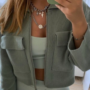 Finstickad kofta sage, Gina Tricot  - Säljer denna superfina kofta/jacka/overshirt från Gina. Den är sparsamt använd, inga defekter. Storlek XS men funkar som S också. Vid stort intresse blir det budgivning via annonsen. Sista bilden är på mitt plagg första två bilder är lånade. FRAKT 66 KR INGÅR EJ I PRISET