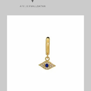 Örhänge  - Säljer helt oanvänt örhänge från från atelier Vallgatan. Ordinarie pris 225 kr   nickelfri och allergivänliga  storlek: innerdiameter 8 mm  material: guldpläterad silver  