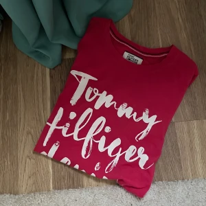 Tommy Hilfiger t-shirt - Tommy Hilfiger t-shirt i storlek XS. Jag säljer den för att den är liten för mig. 💞😊✨ Kolla på min profil  💞✨😊 