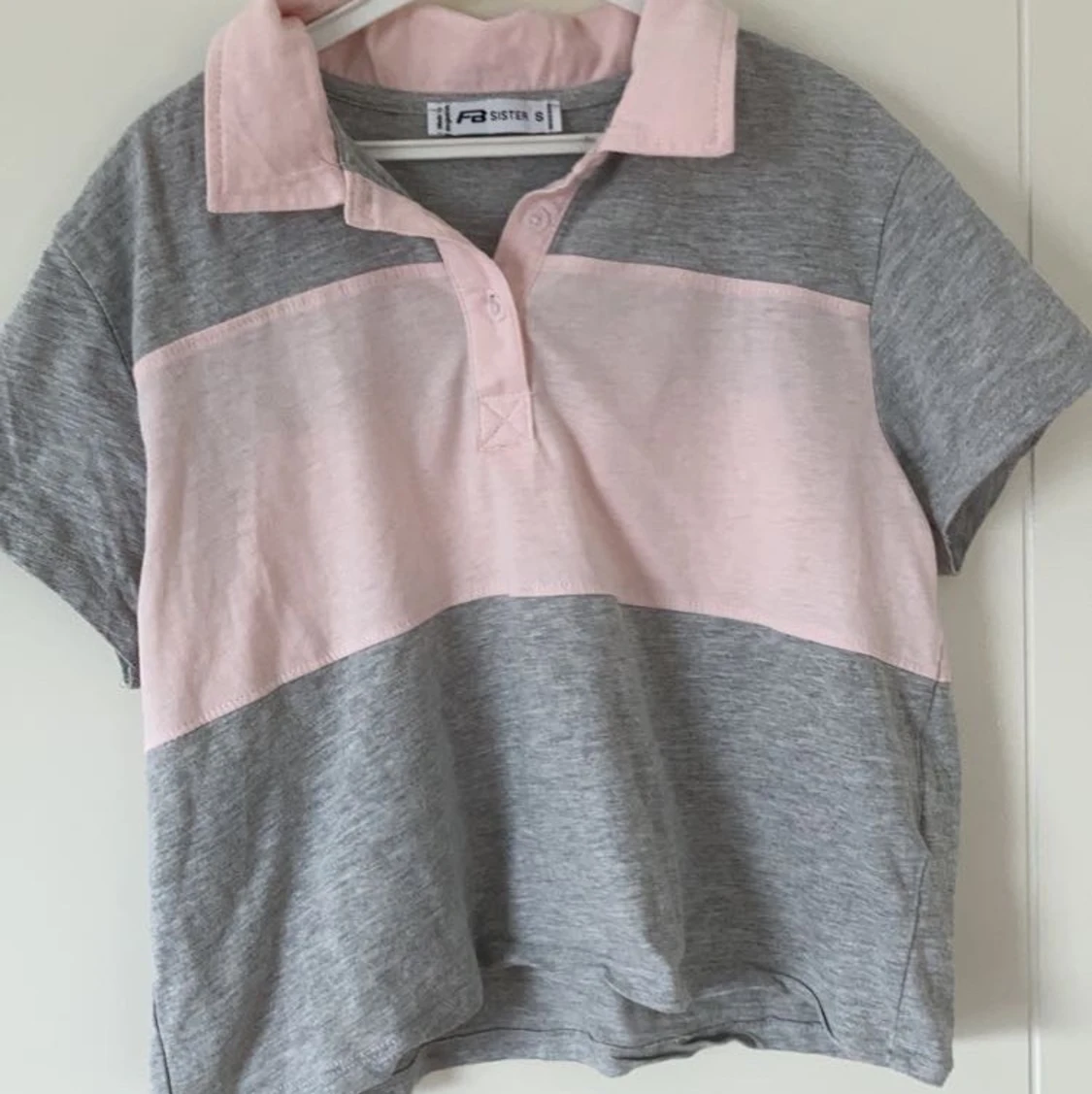 Cropad t-shirt med krage. - 90