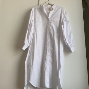 Skjortklänning  - Skjortklänning i storlek S, dock väldigt oversize och skulle passa M-L och fortfarande vara oversized. Aldrig använd, endast testad, säljes pga för stor för mig. 
