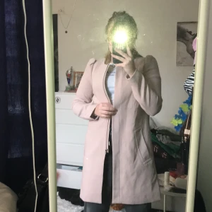 Rosa kappa!! - Supersöt rosa kappa från HM, som tyvärr under en rensning för plats för nytt inte kan va kvar. Snålt använd (då jag har massa andra jackor oxå), men väldigt gullig & i fint skick! Pris går att diskutera, men köparen står för frakten! 💗