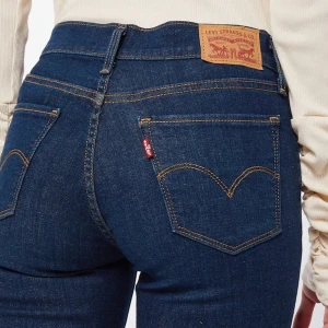 Levi's 710 - Tighta, lågmidjade mörkblå jeans i storlek 25. De är knappt använda, så i nyskick. Jag kan frakta eller ev. mötas upp☺️ Nypris: ca 750 kr✨