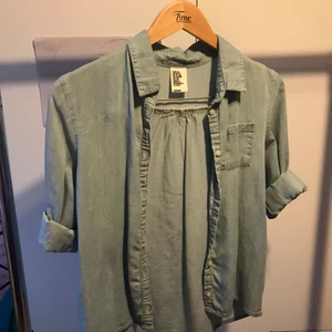 Jeans Blus  - Tunn jeans blus. Mycket bra skick. Passar s och xs 