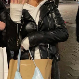 Skinnjacka  - Säljer min skinnjacka. Bra kvalite och i helt ny skick, jätte fin och skön till sommaren❤️
