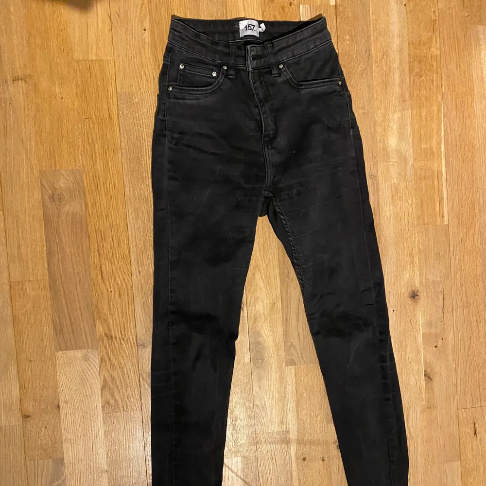 Säljer dessa svarta jeans från Lager157 då dom börjar bli lite små. Dom dom är stretchiga och sitter jättebra, använda men inte så slitna. Frakt tillkommer på 62kr💕. Jeans & Byxor.