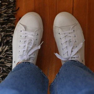 Matt & Nat sneakers - Sneakers i veganskt läder från Matt & Nat. Köpta på Sellpy, ser oanvända ut. Storlek 39, men något små i storleken så det är därför jag säljer dem.