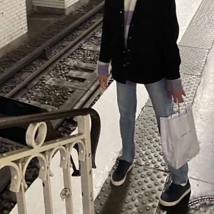 Ljusblå jeans strl 27/36 - Jag säljer dessa superfina ljusblåa jeans i storlek 27/36 från Noisy may. Säljer pga att jag har två exemplar. De är i superfint skick och endast använda cirka 3 gånger. Passar folk mellan ungefär 170-180 cm långa. Om fler är intresserade så får man buda i kommentarerna💗💗