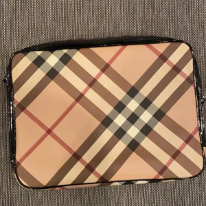 Burberry fodral  - Dator fodral, passar MacBook! Äkta köpt på NK i Sthlm i super skick