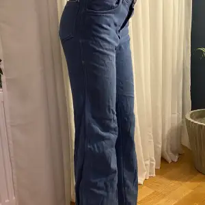 säljer mammas gamla jeans från 80/90 talet! är lite osäker på stoleken men skulle säga att det är XS ungefär men funkar även på mig som är S. säljer dem från 100kr ( är fler intreserade så blir det bud från 100kr). är lite osäker för frakten men tar det då annars kan vi mötas upp i hudiksvall. skriv privat för fler bilder!!! 