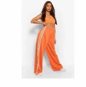 Mjukis byxor - Mjukis byxor med vida ben och vita rander. Byxorna är långa och når tårna. Jätte fina men passar inte. Köparen står för frakten