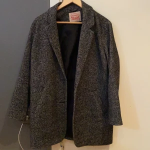 Kappa från Levis - Säljer en fin kappa från Levis i storlek M, men sitter snyggt på mig som är S. Bra skick! Nypris 2500kr