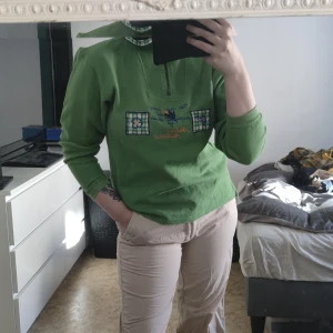 Tröja - Grön tröja i strl m något liten i storlekenmen funkar på mig som vanligtvis har strl s-m. 100kr + frakt eller bud