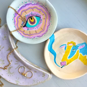 Fat - Måne-30. Snäckskal (har tre stycken) 30 styck. Runda fat 70 styck. Pyramiden går att stänga,  köpt på urban outfitters och säljer för 60. Då faten  är handgjorda så är de inte perfekt cirkulära osv, men charmiga ändå:)