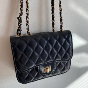 Väska - Går att ha kedjan dubbelvikt eller simpelt! Perfekt storlek för att ha i mobil och värdesaker😍