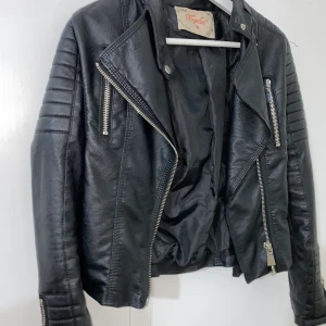 Skinnjacka  - Skinnjacka från Chiquelle, i bra skick. Har 2st, en i strl 36 och en i 38