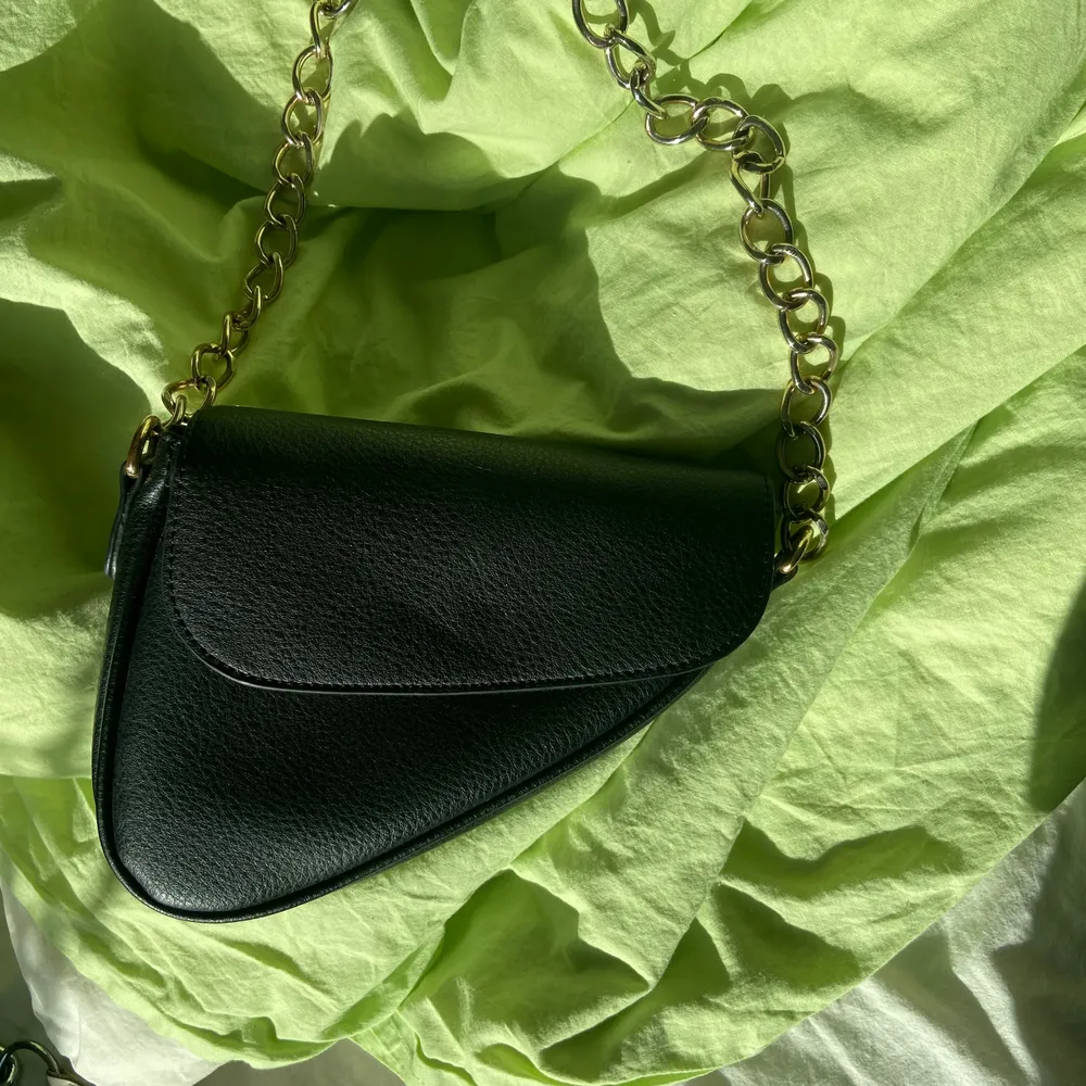 Jättefin svart handväska från Zarlando. Kommer tyvärr inte till användning. Köpare betalar frakt🥰💕. Väskor.