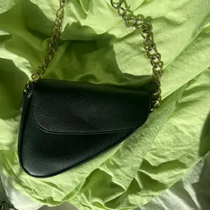Jättefin svart handväska från Zarlando. Kommer tyvärr inte till användning. Köpare betalar frakt🥰💕