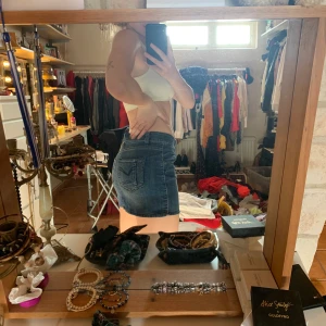 Jeans kjol - En kort jeanskjol som är supersnygg och skön! W29 i en mörkblå härlig färg. 70kr +frakt