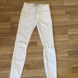Säljer ett par vita lågmidjade jeans med små hål i båda knäna. Aldrig använda, då de var för små för mig💓.                                                                              Frakten är inkluderad i priset