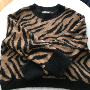 Mysig stickad tröja! - Säljer ni min trendiga stickade tröja från h&m då den inte kommer till användning längre. Tröjan är i stl. M o lite kortare i modellen, men normalstor i storleken. Tröjan är i fint skick. 