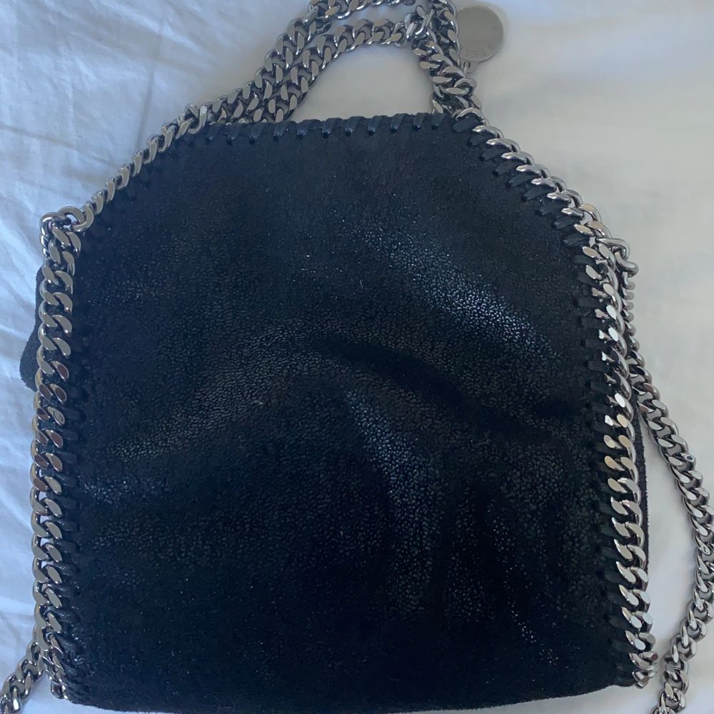 Snygg Stella McCartney väska som är i modellen Tiny. Den är helt ny, plasten på kedjorna är borta men den är i nyskick. Kvittot har jag råkat slarva bort med koden inuti väskan bevisar att den är äkta. Dustbag och kortet medföljer. OBS! Kommer inte gå ner mer i pris!. Väskor.