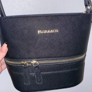 Väska  - Svart väska som är i bra skick. Skicka för mer information. Köparen står för frakten. Kom med prisförslag 