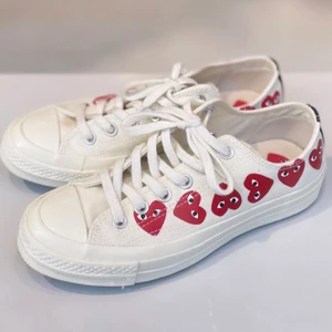 Comme des garcons x converse - Hej! Jag säljer dessa helt nya Comme des garcons PLAY x Converse i storlek 37,5 för de tyvärr är pyttelite försmå för mig... eftersom nypris är 1500kr vill jag ha ca 800kr eftersom de är helt oanvända. Jag kan mötas upp i Stockholm eller frakta de😊😊 pris kan diskuteras