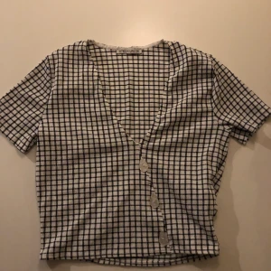 Rutig tröja - Rutig tröja i stretchigt material! Aldrig använd. Storlek M