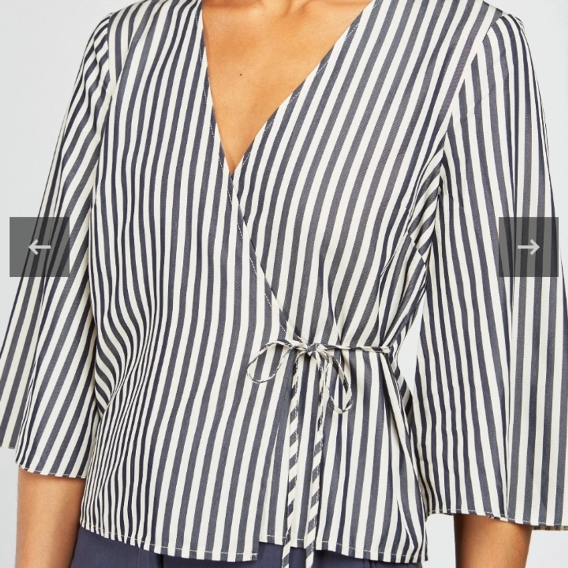 Blå-vit randig omlottblus - 90